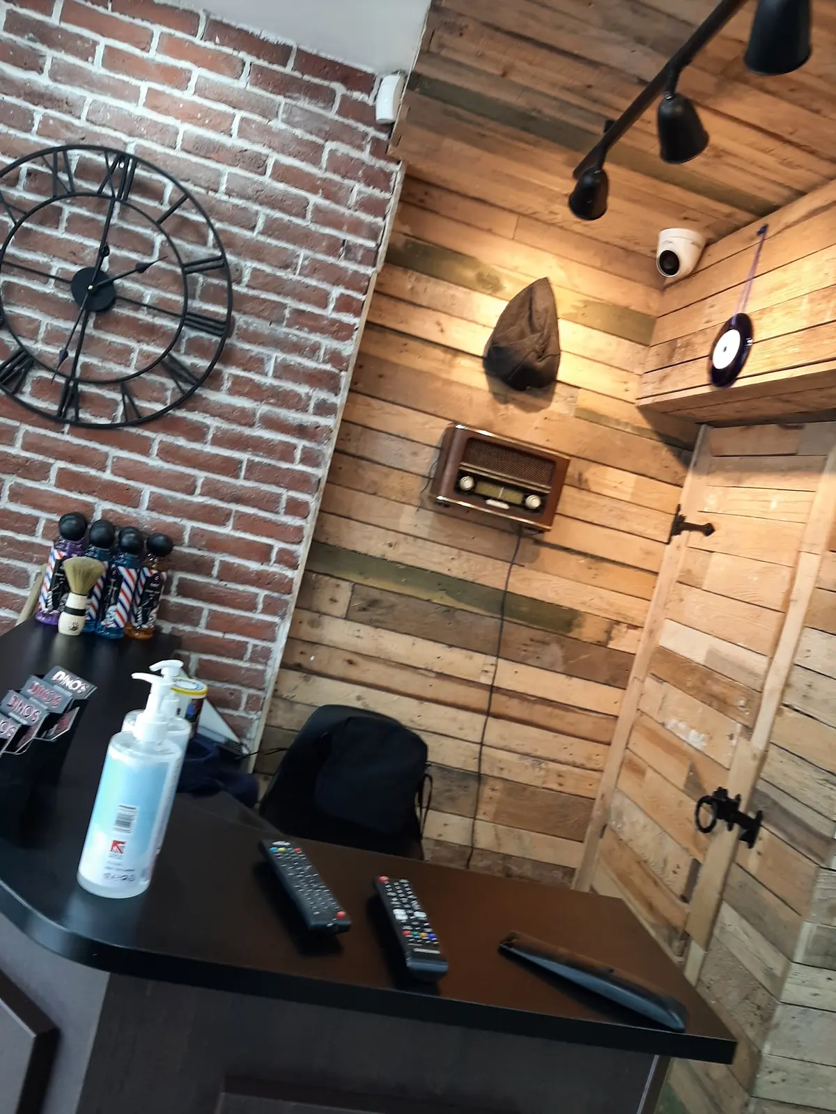 Dinos hair studio photo (photo 3 of 3)