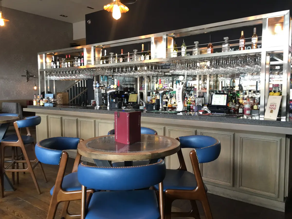 The Avenue Bar & Restaurant — Bar & grills in Glasgow