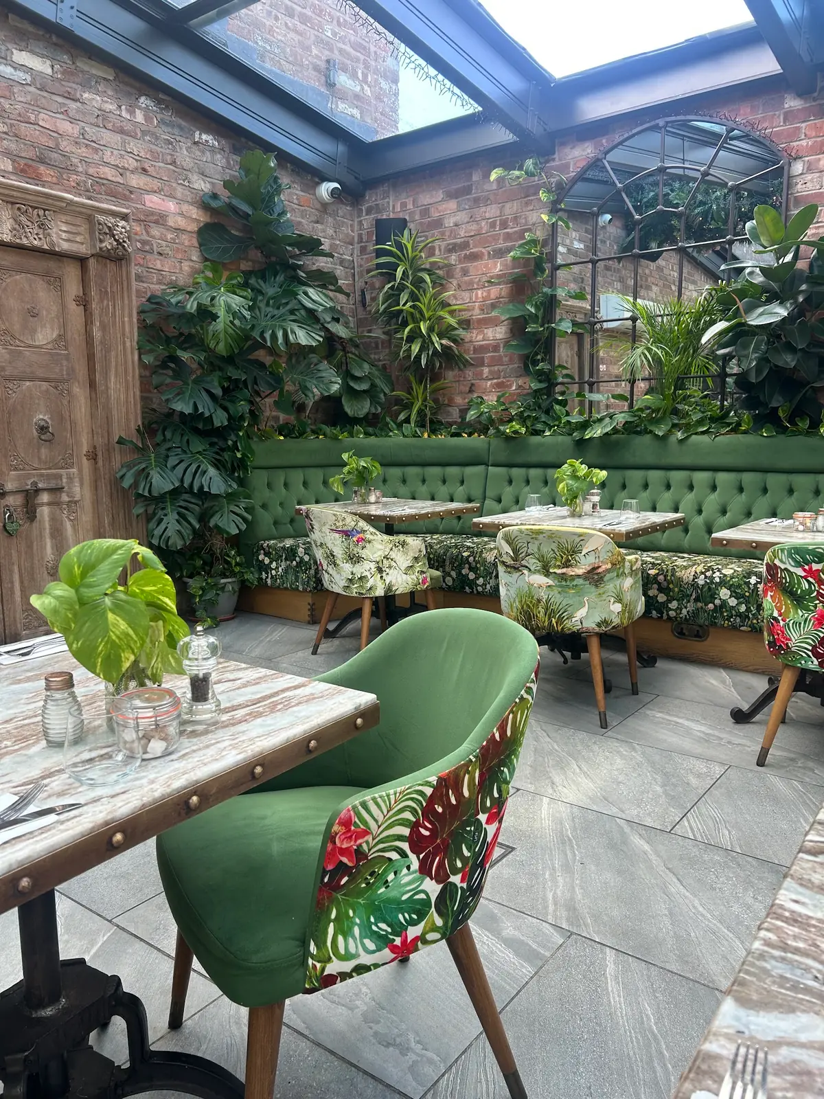 The Garden Bar & Restaurant, Monton