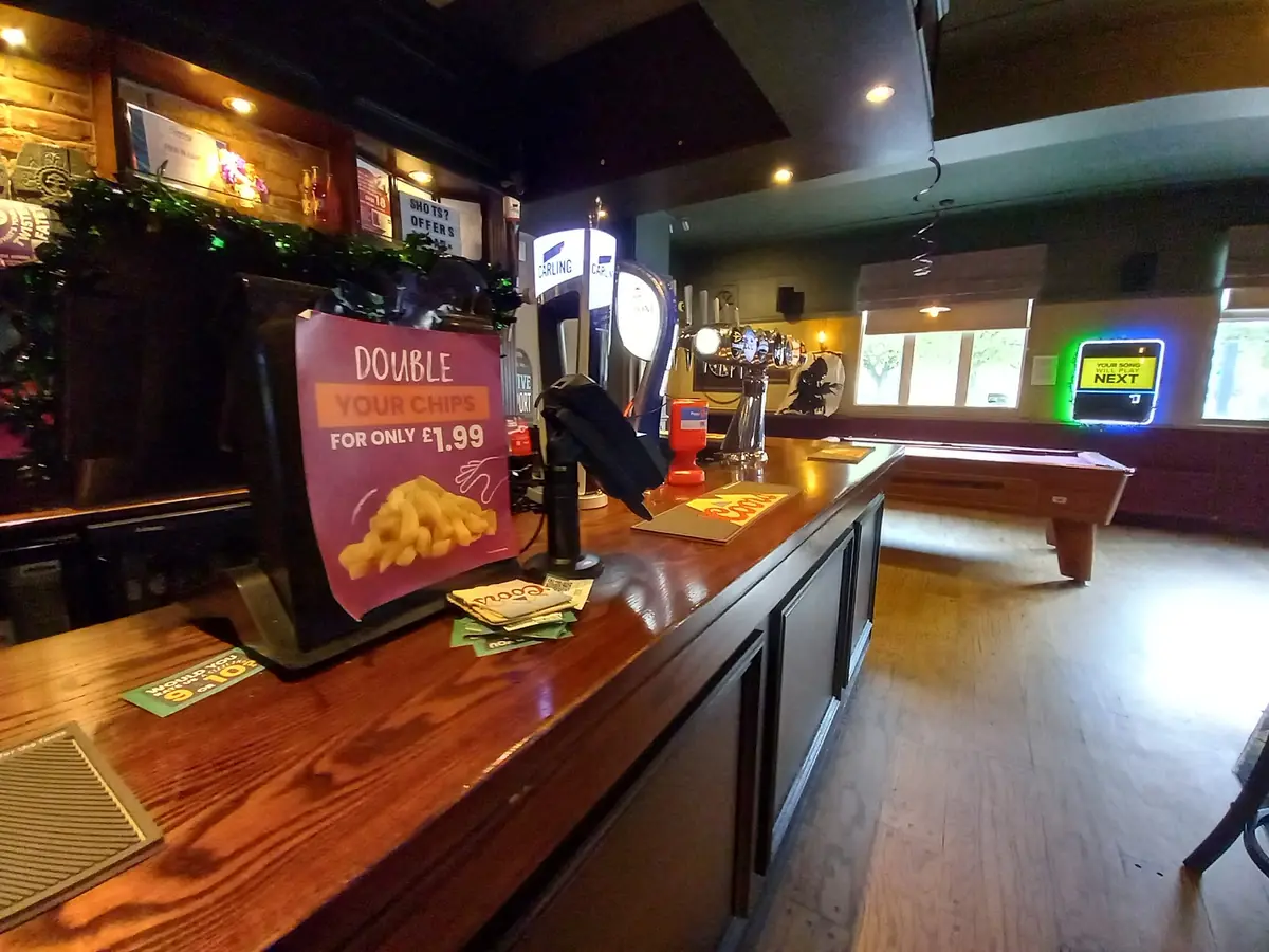 Inside The Four In Hand, Hull