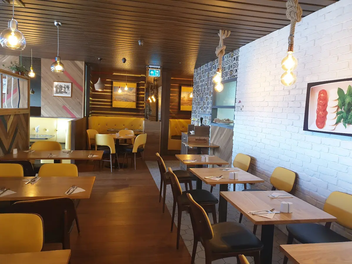 Inside Il Vesuvio Restaurant and Pizzeria, Bexleyheath