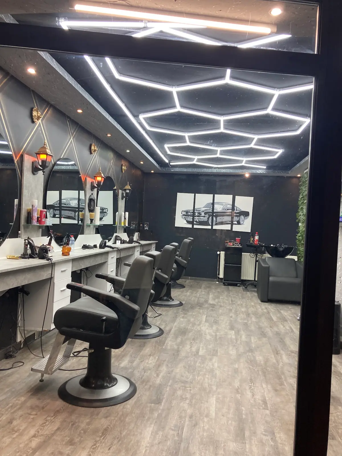 Znar´s Barber Shop photo (photo 1 of 3)