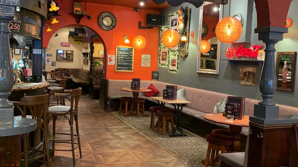 Henry’s Bar