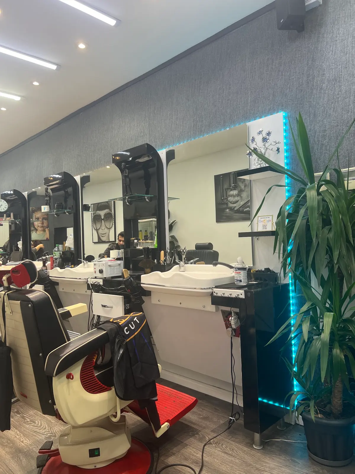 Essi Barber💈 photo (photo 2 of 3)