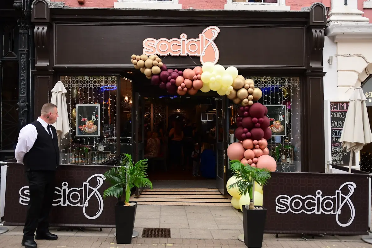 Social 8 Lounge