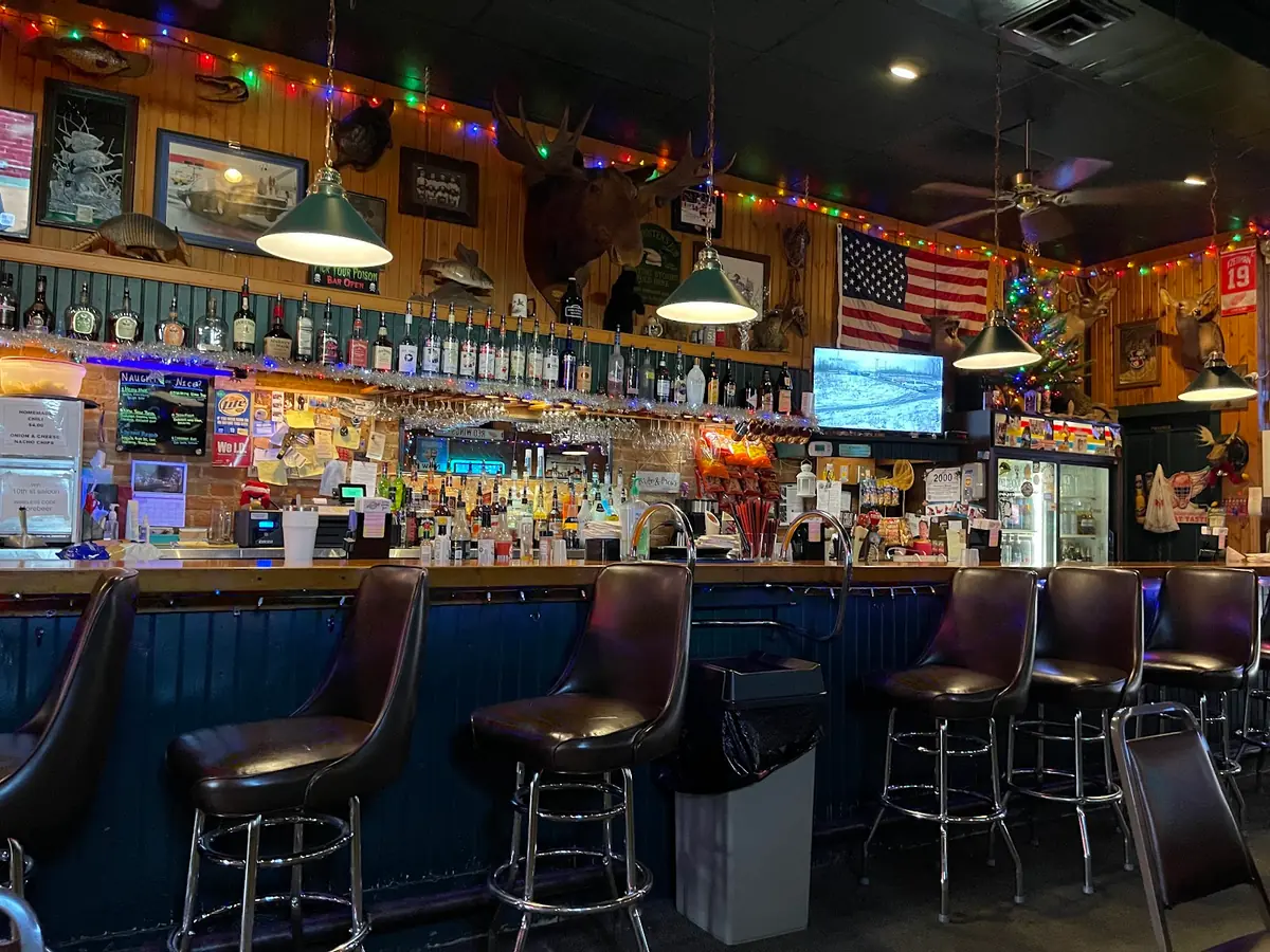 Tenth Street Saloon — Bar And Grill in Plainwell