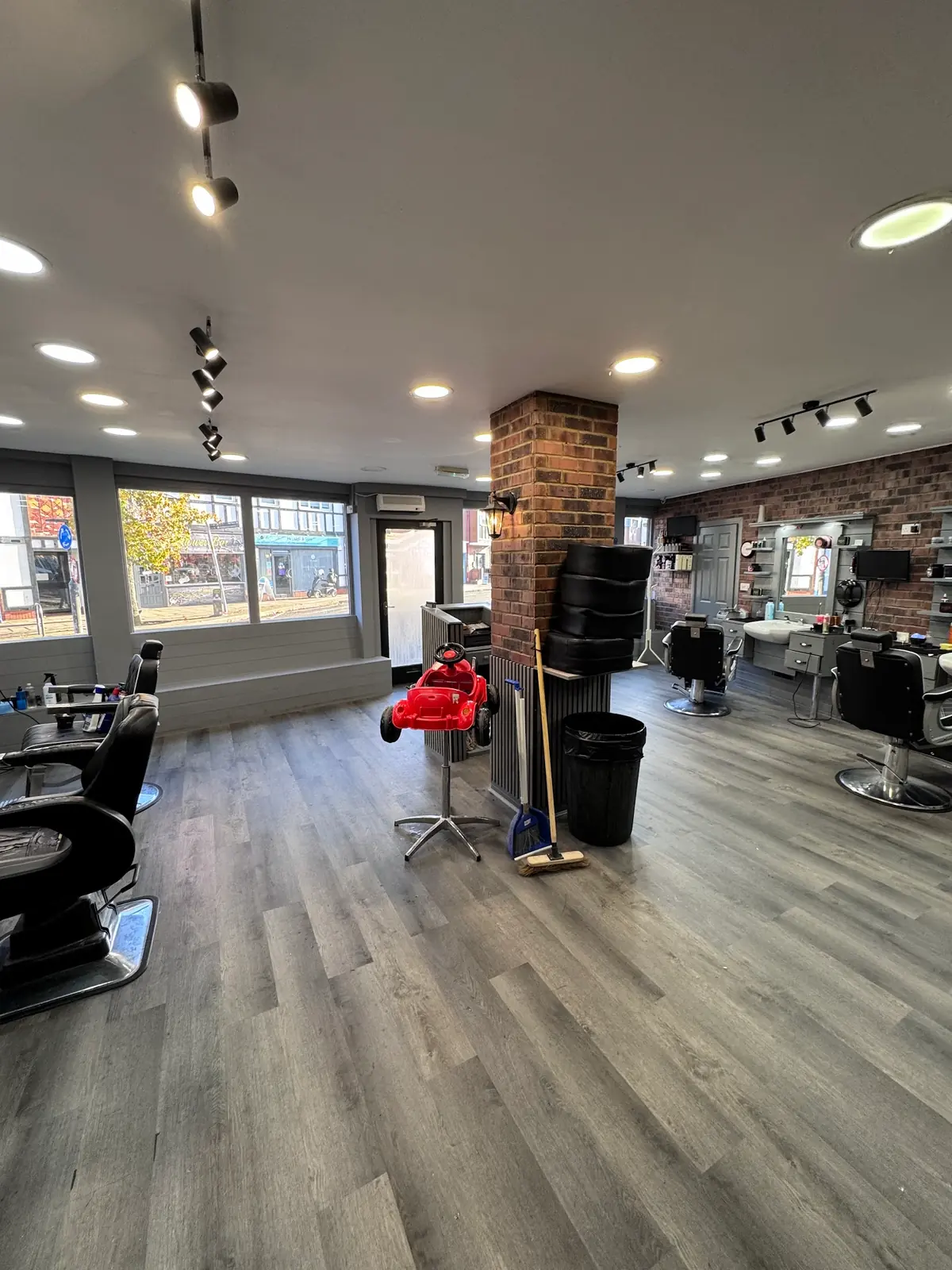 Golden Scissors Barbers - Aylesbury photo (photo 2 of 3)