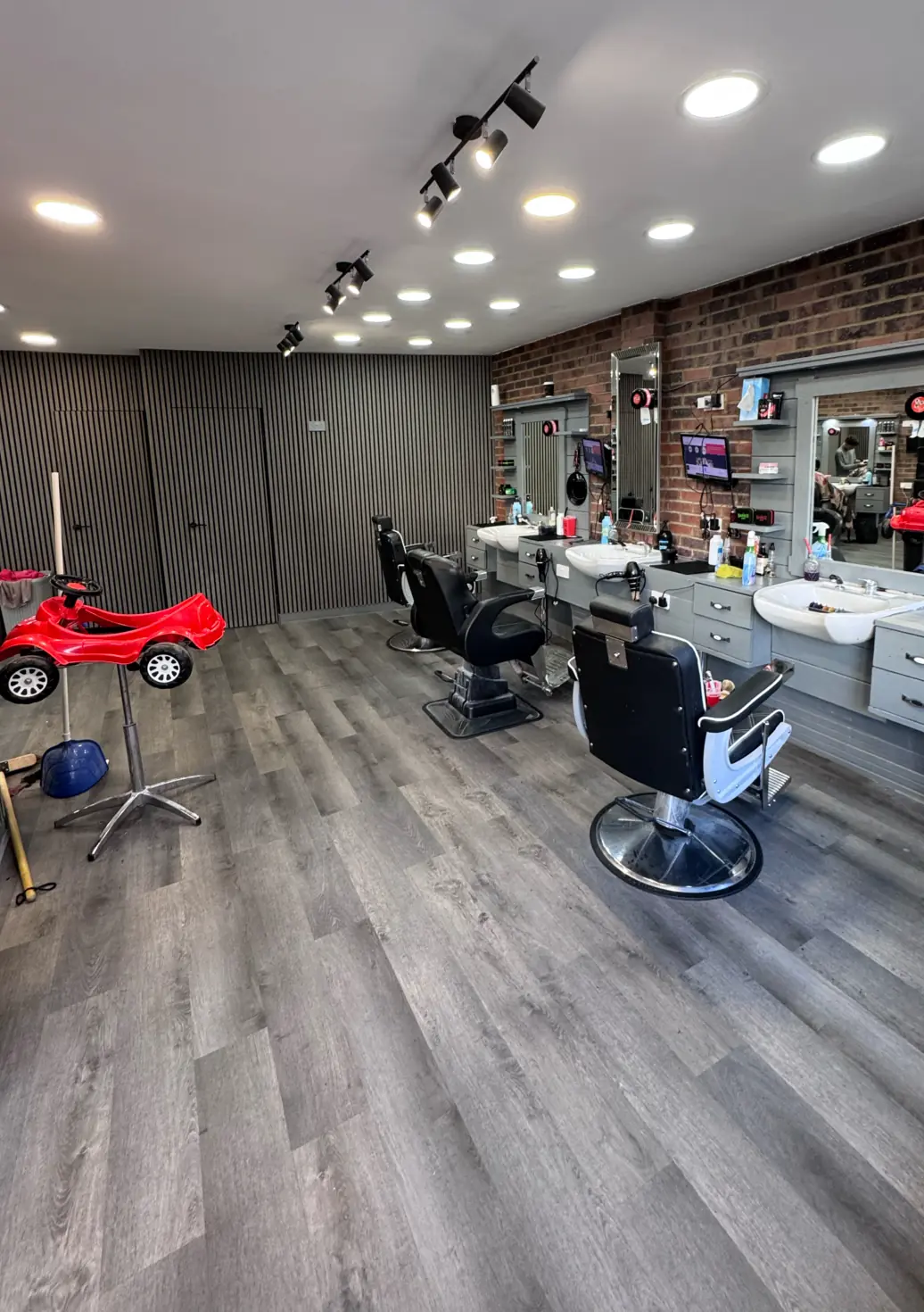 Golden Scissors Barbers - Aylesbury — Barbershops in Aylesbury
