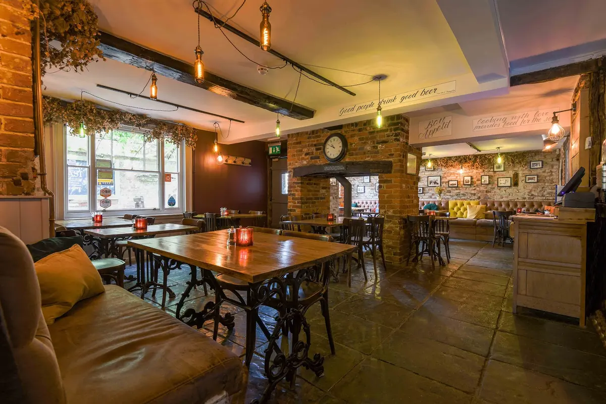 The Hooden Bar & Grill — Bar & grills in Ashford