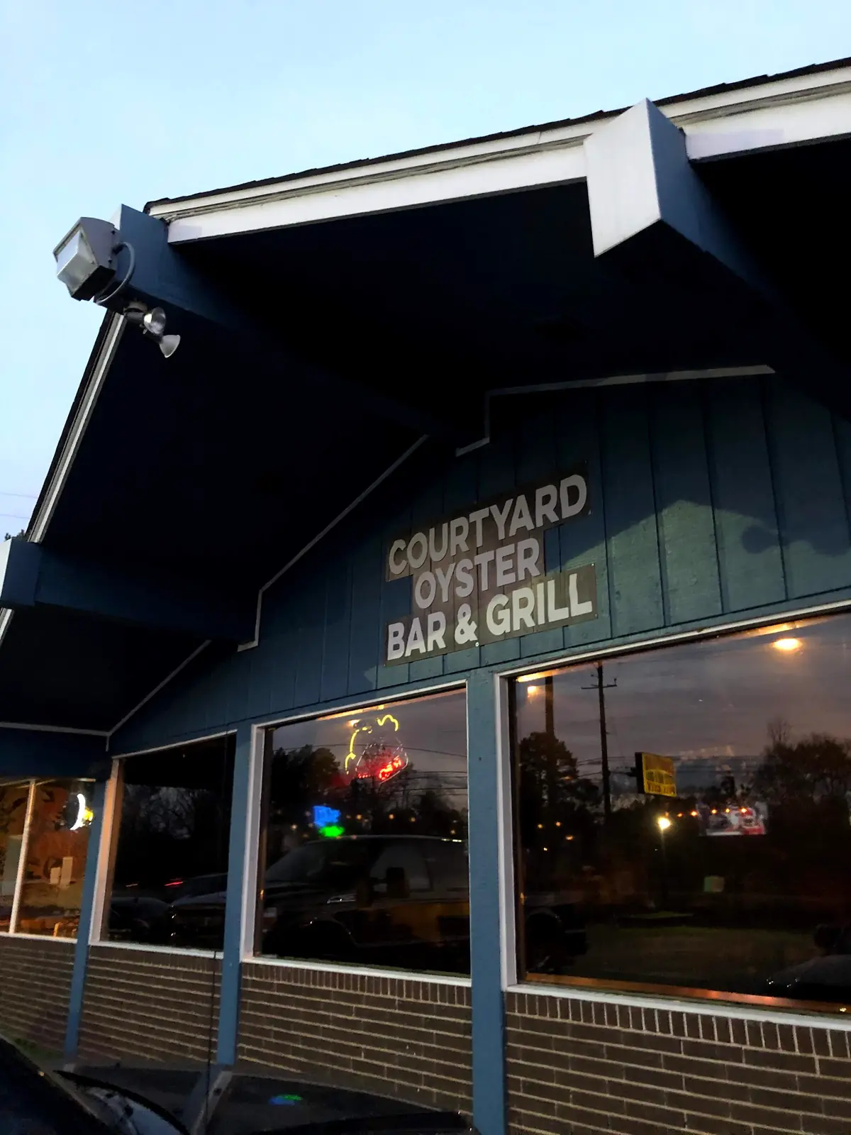 Courtyard Oyster Bar & Grill Pell City — Bars in Cropwell
