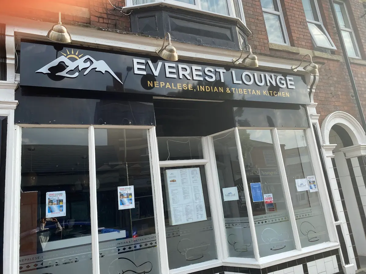 Everest Lounge photo (photo 1 of 3)