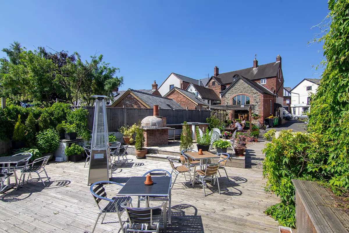 The Queens — Bars in Ludlow