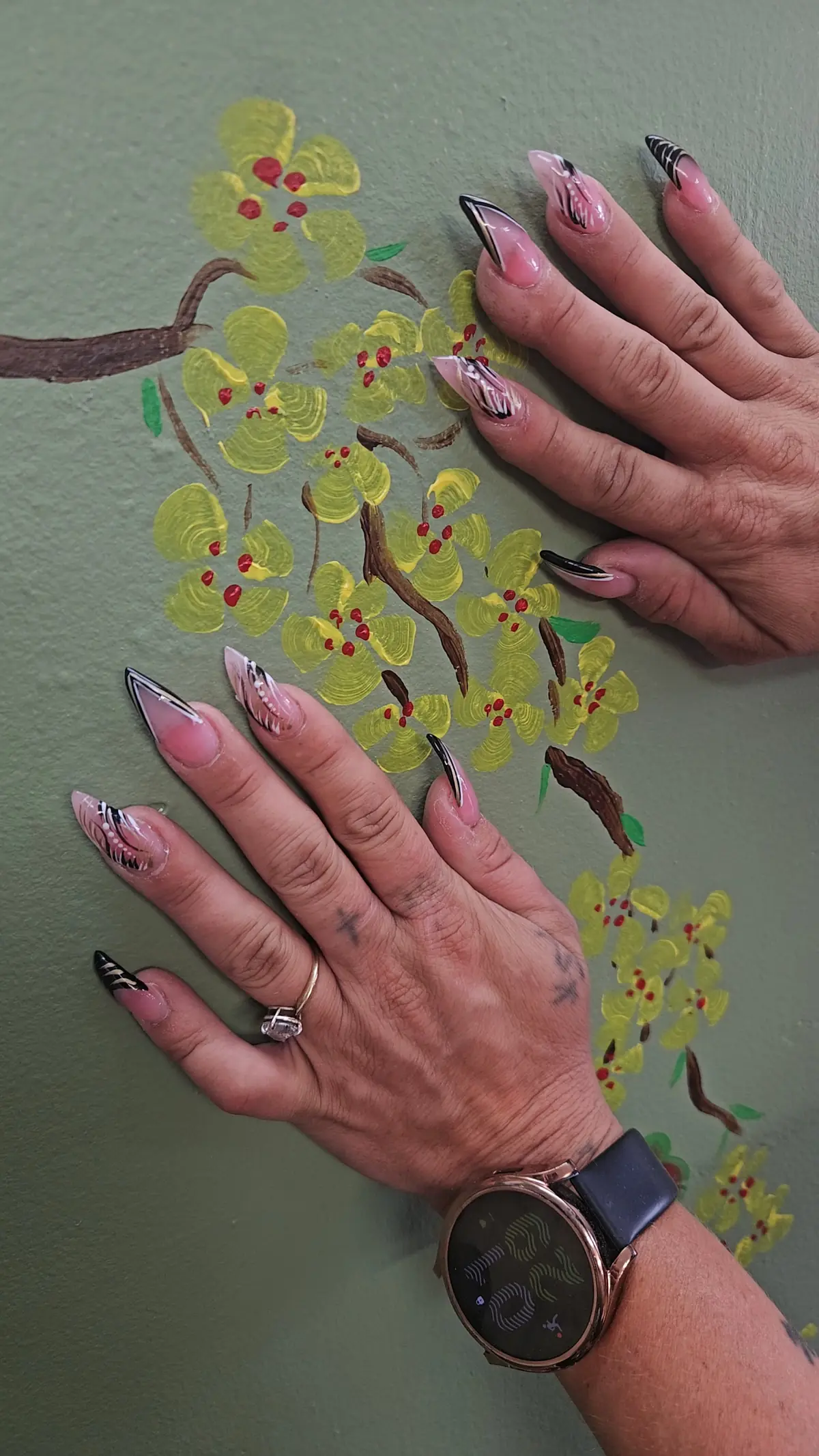 Lee nails photo (photo 2 of 3)