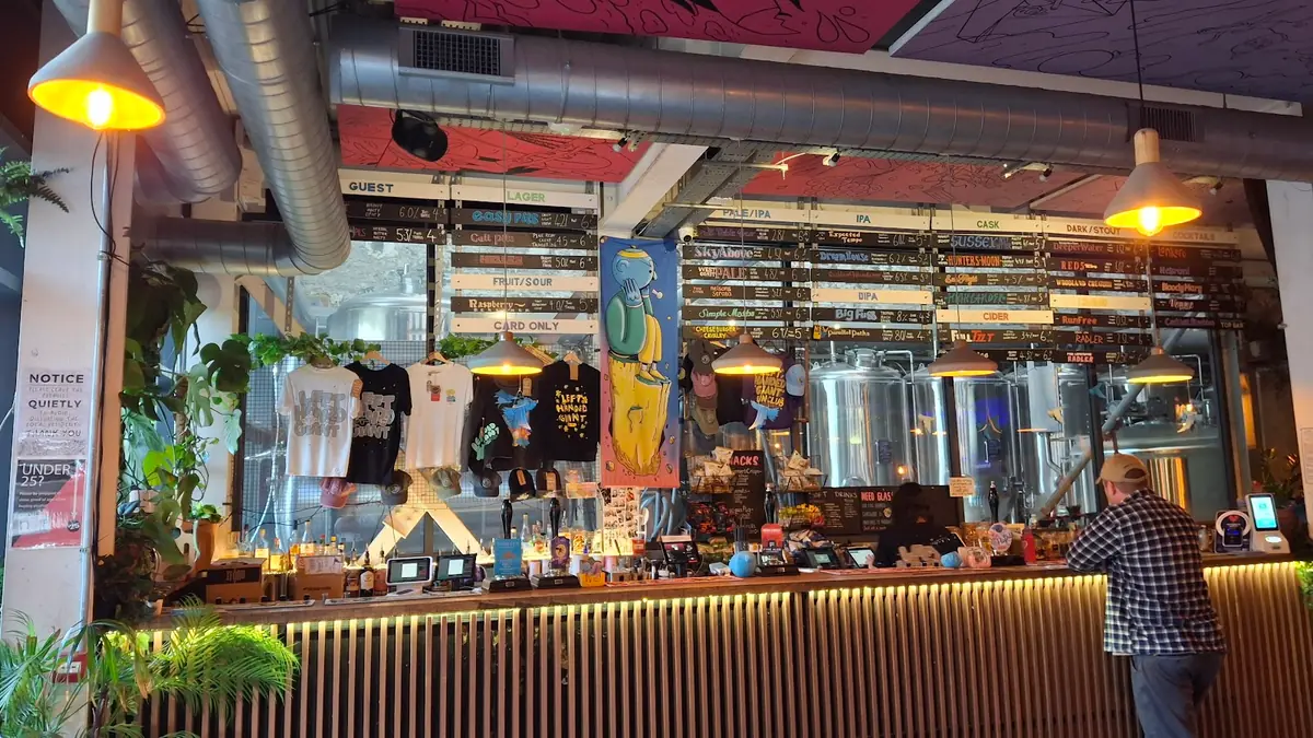 Left Handed Giant Brewpub photo (photo 2 of 3)