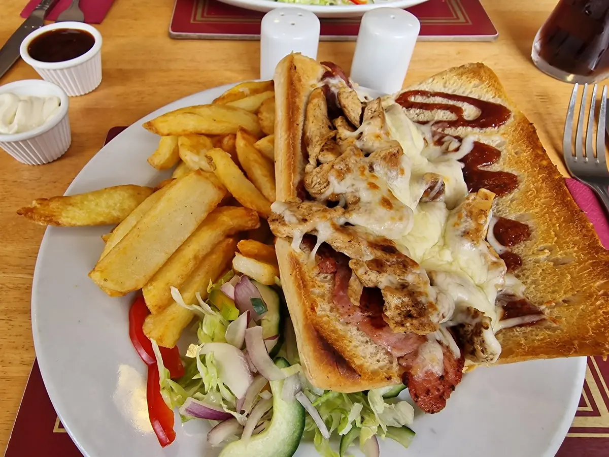 Uncle Tom's Pub & Restaurant photo (photo 3 of 3)