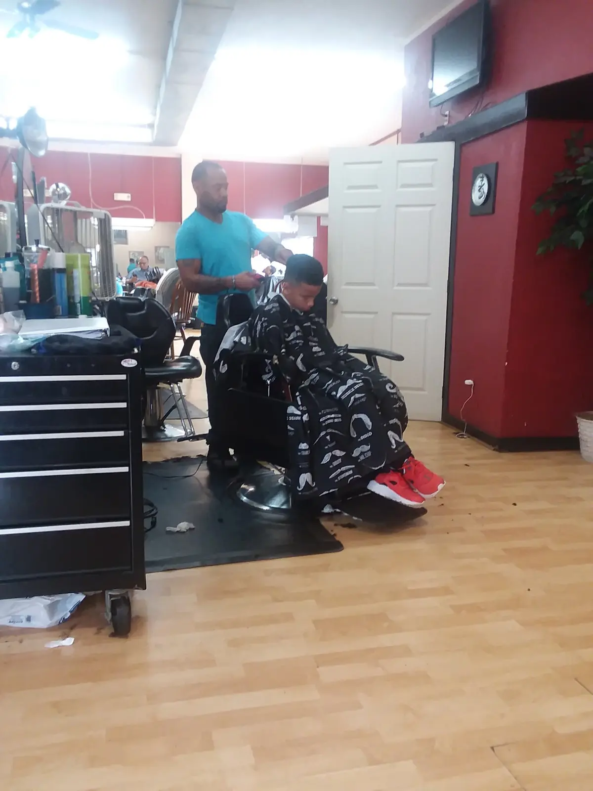 B & W Hair Fashions — Hair Salons in Lansing