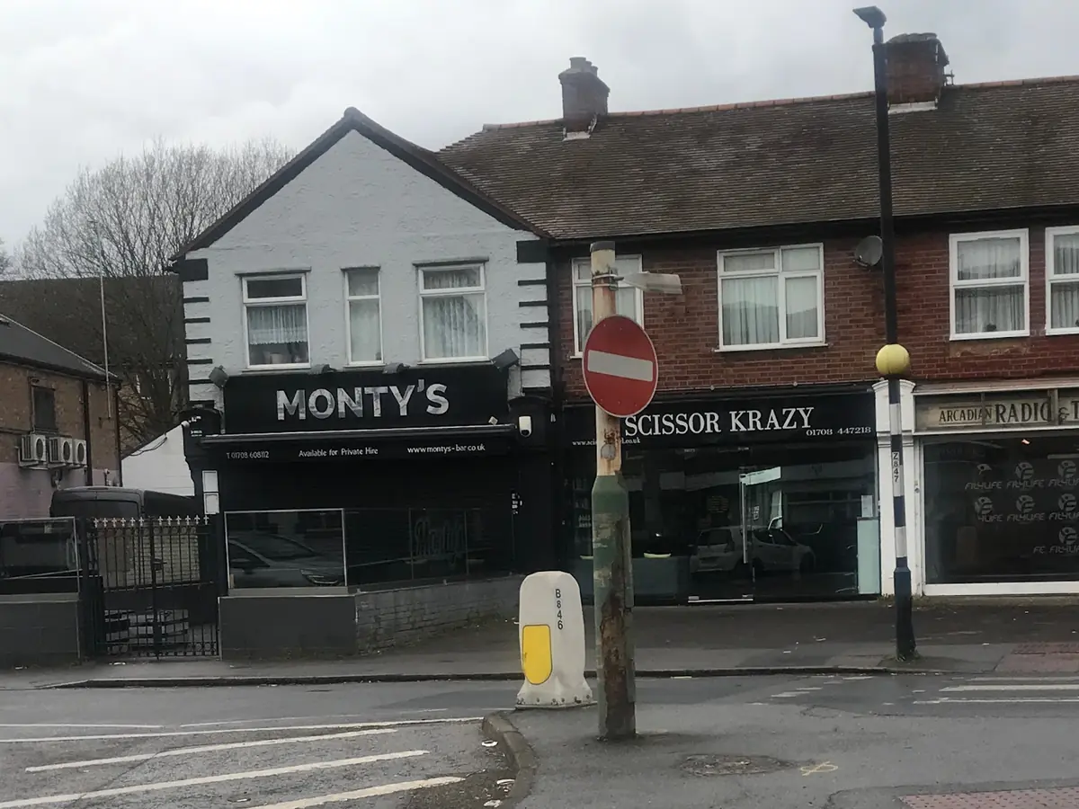 Monty's Bar photo (photo 1 of 3)