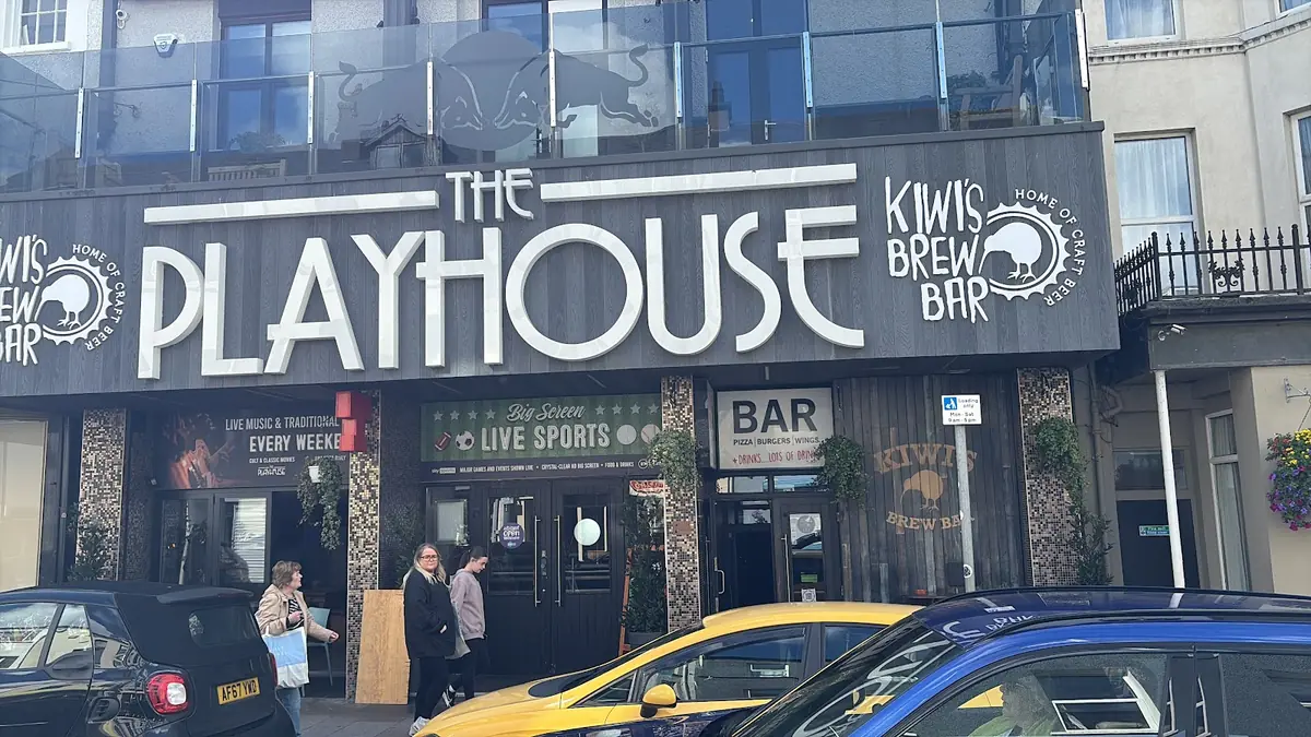Kiwi's Brew Bar — Bar & grills in Portrush