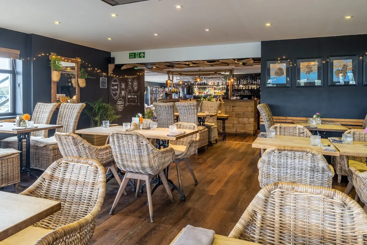 GOGOS Waterfront Restaurant — Restaurants in Windsor