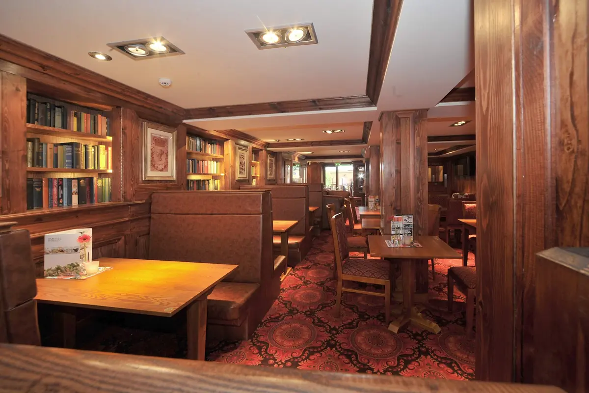 The Silk Mercer - JD Wetherspoon — Bars in Devizes