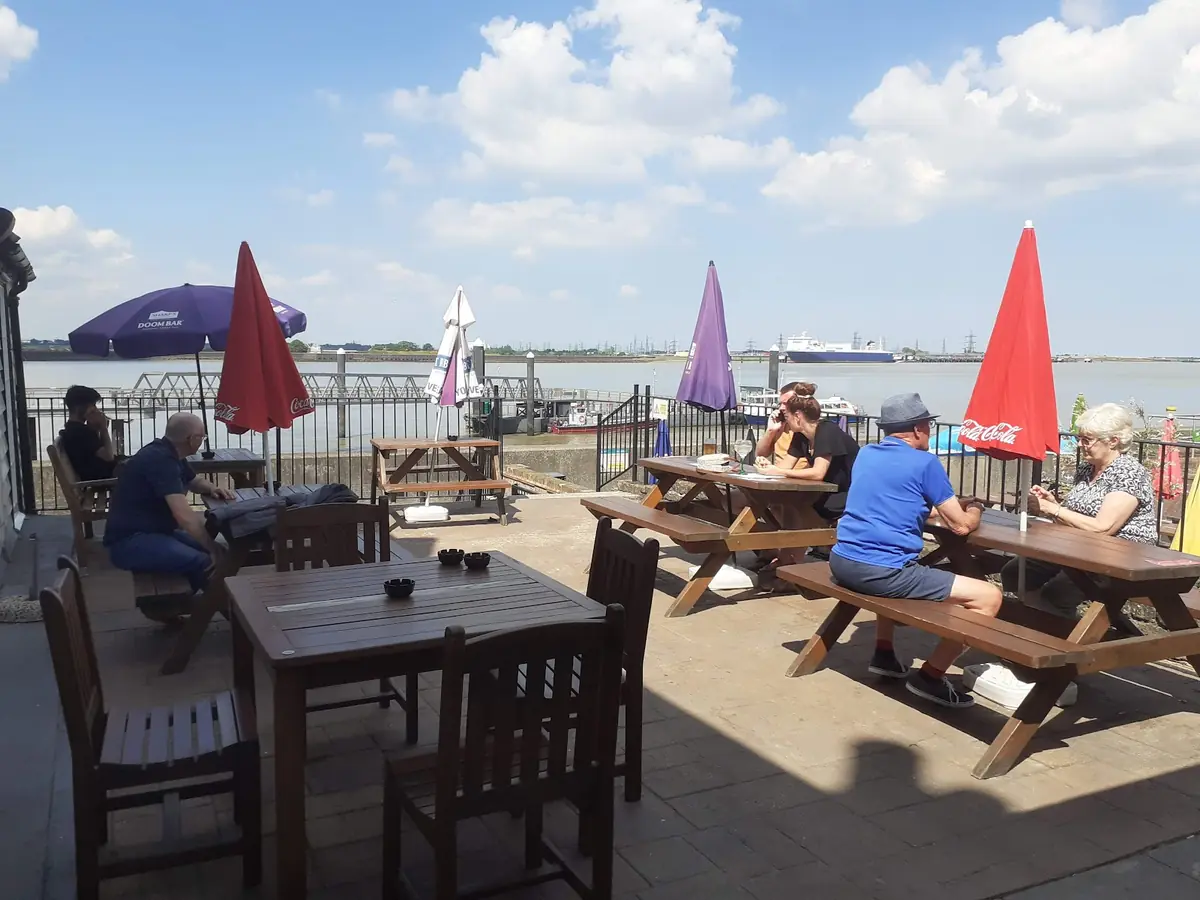 Three Daws — Bars in Gravesend