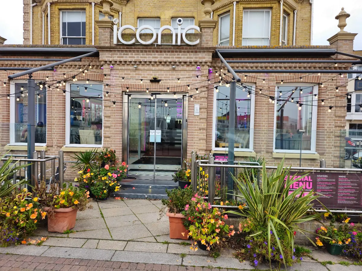 Iconic Bar & Grill