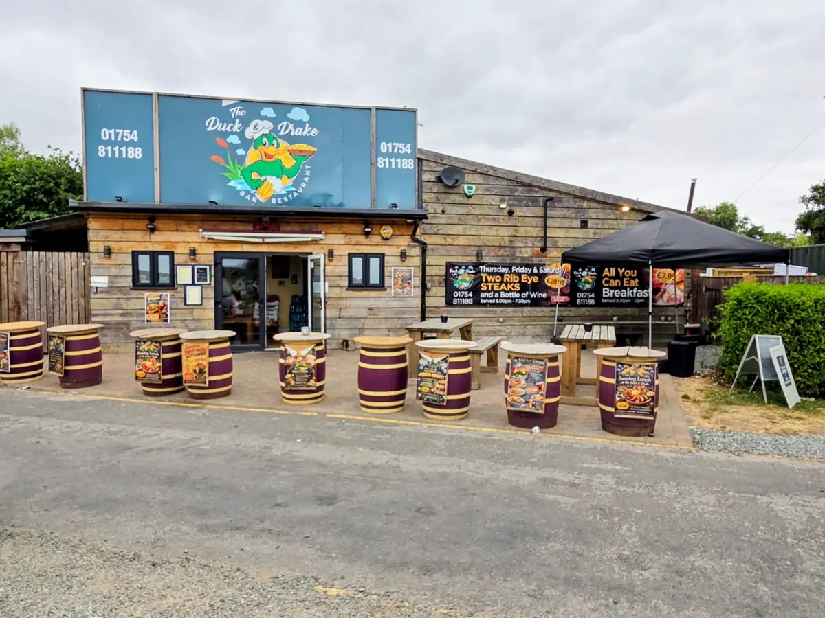 The Duck and Drake Bar and Restaurant — Bar And Grill in Skegness