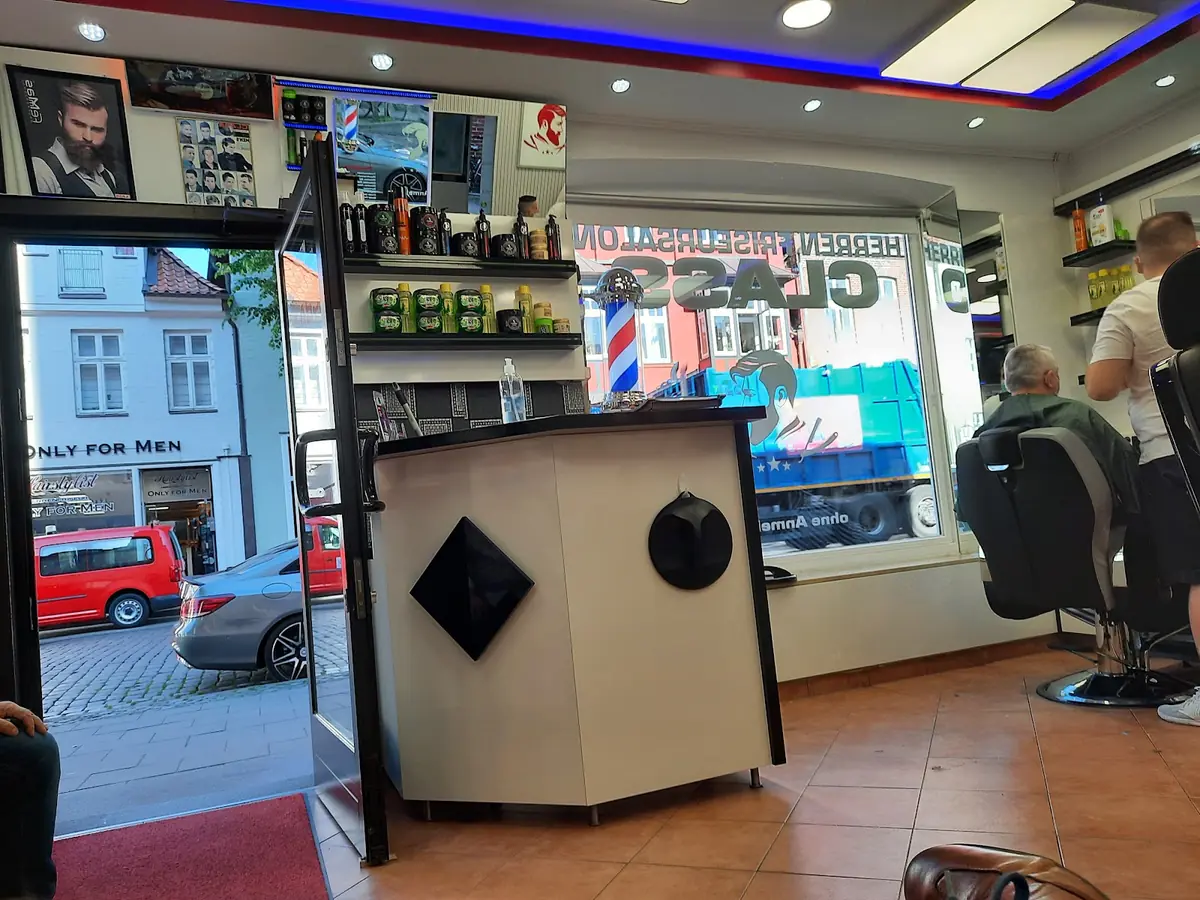 Herren Friseursalon Class photo (photo 1 of 3)