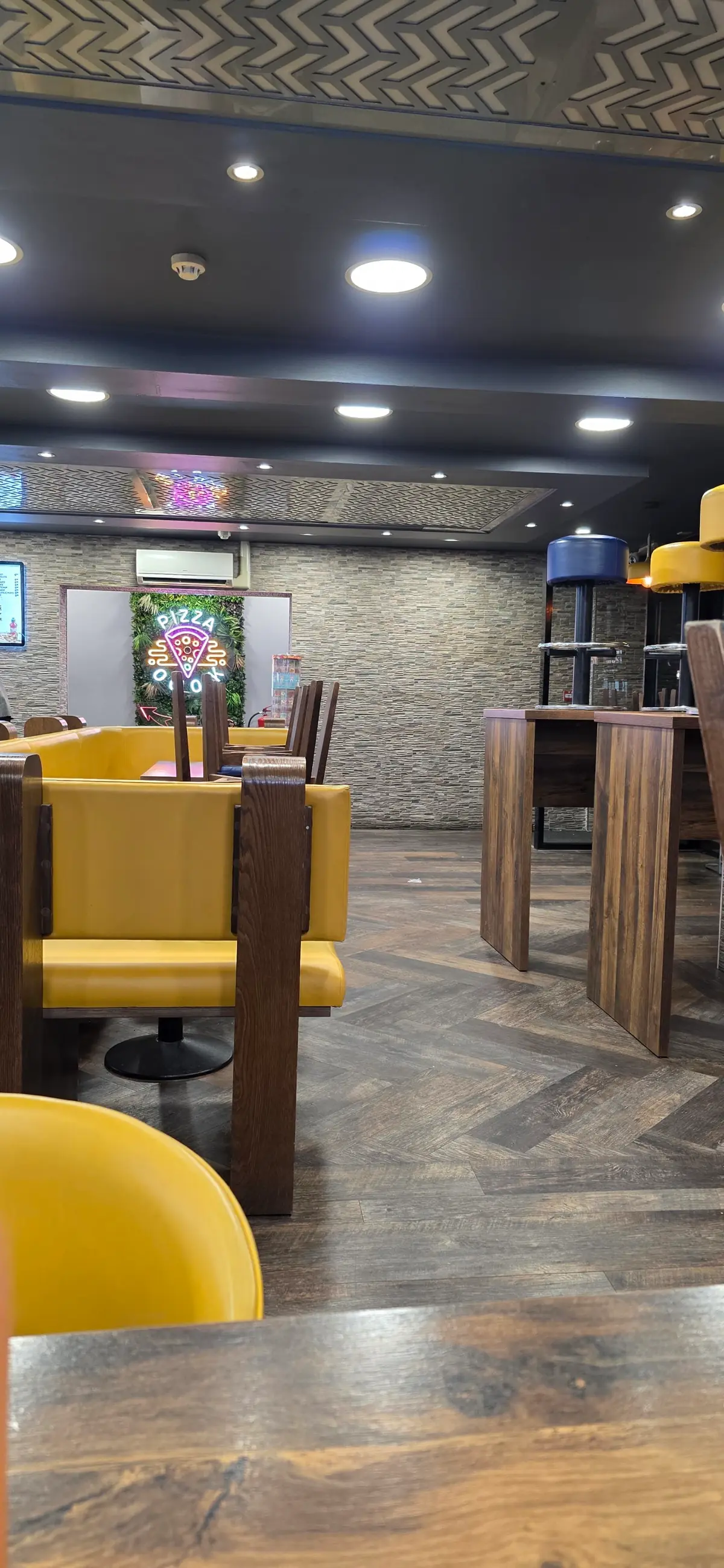 Raja's Pizza Bar photo (photo 3 of 3)
