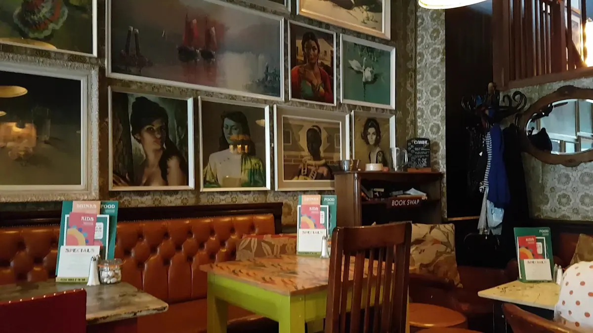 Metro Lounge photo (photo 1 of 3)