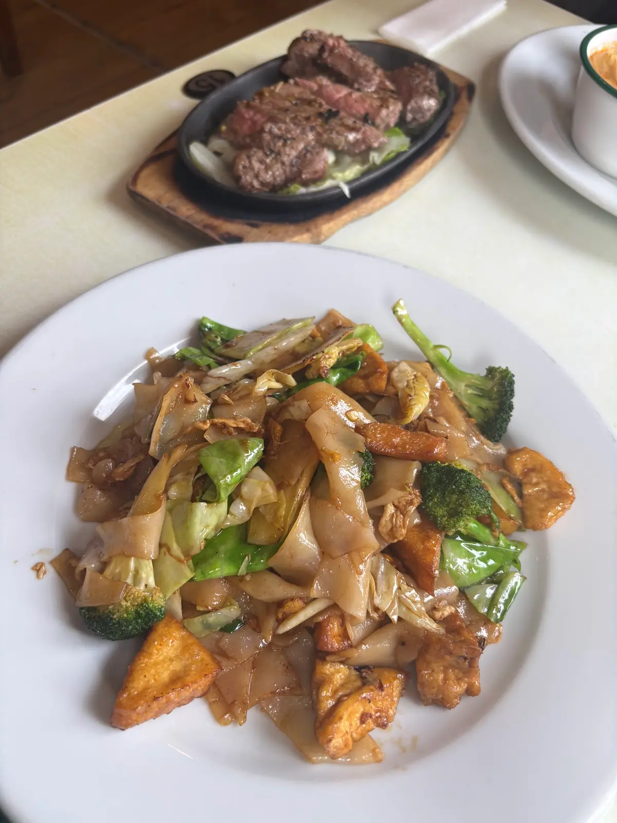 Thai a Roy Dee photo (photo 3 of 3)