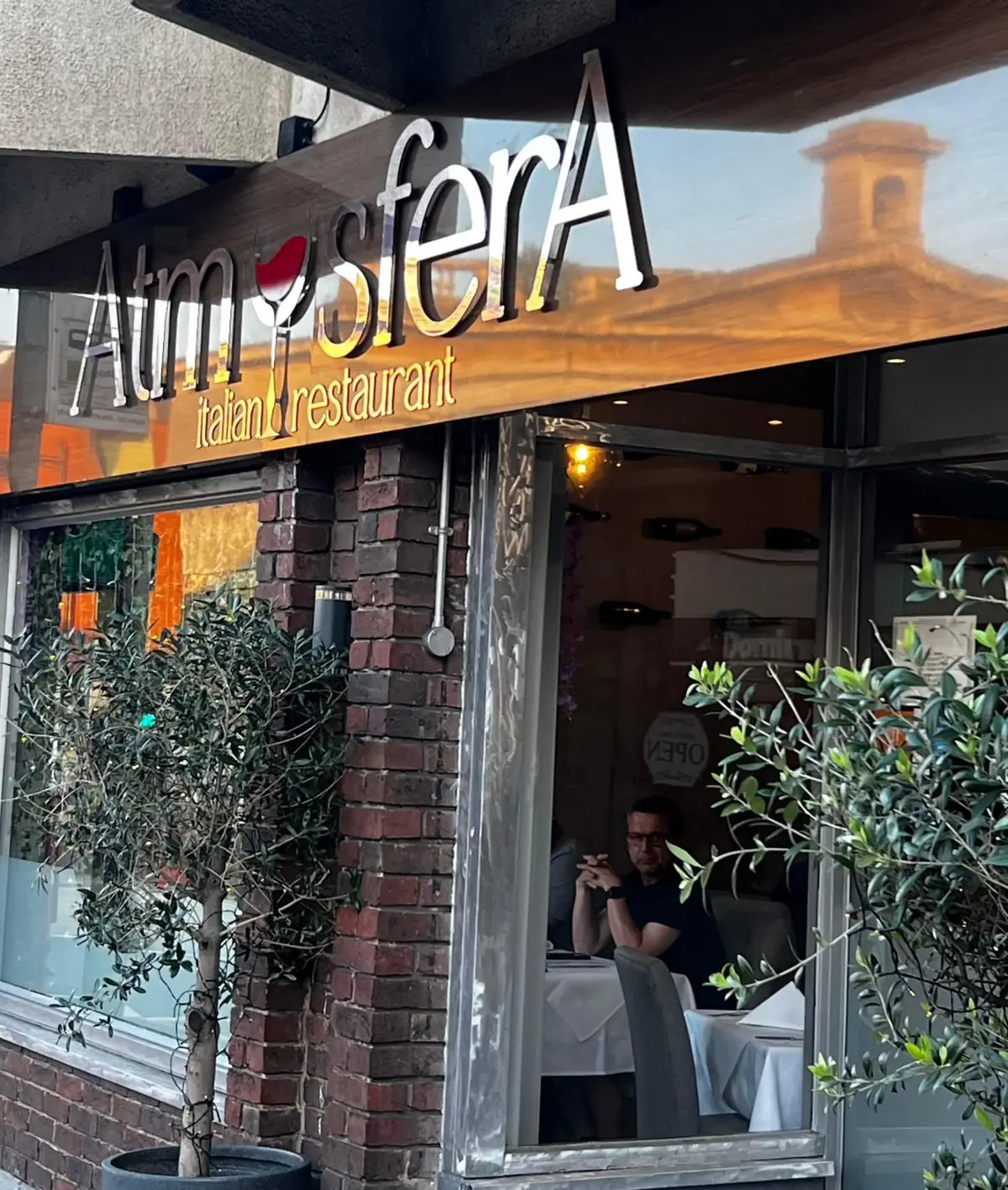 Atmosfera Restaurant and Pizzeria