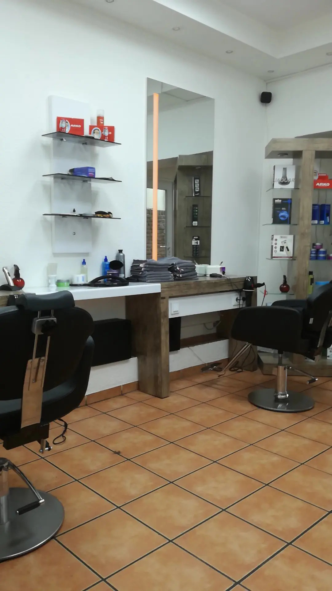 Naturel Herren Salon photo (photo 1 of 3)