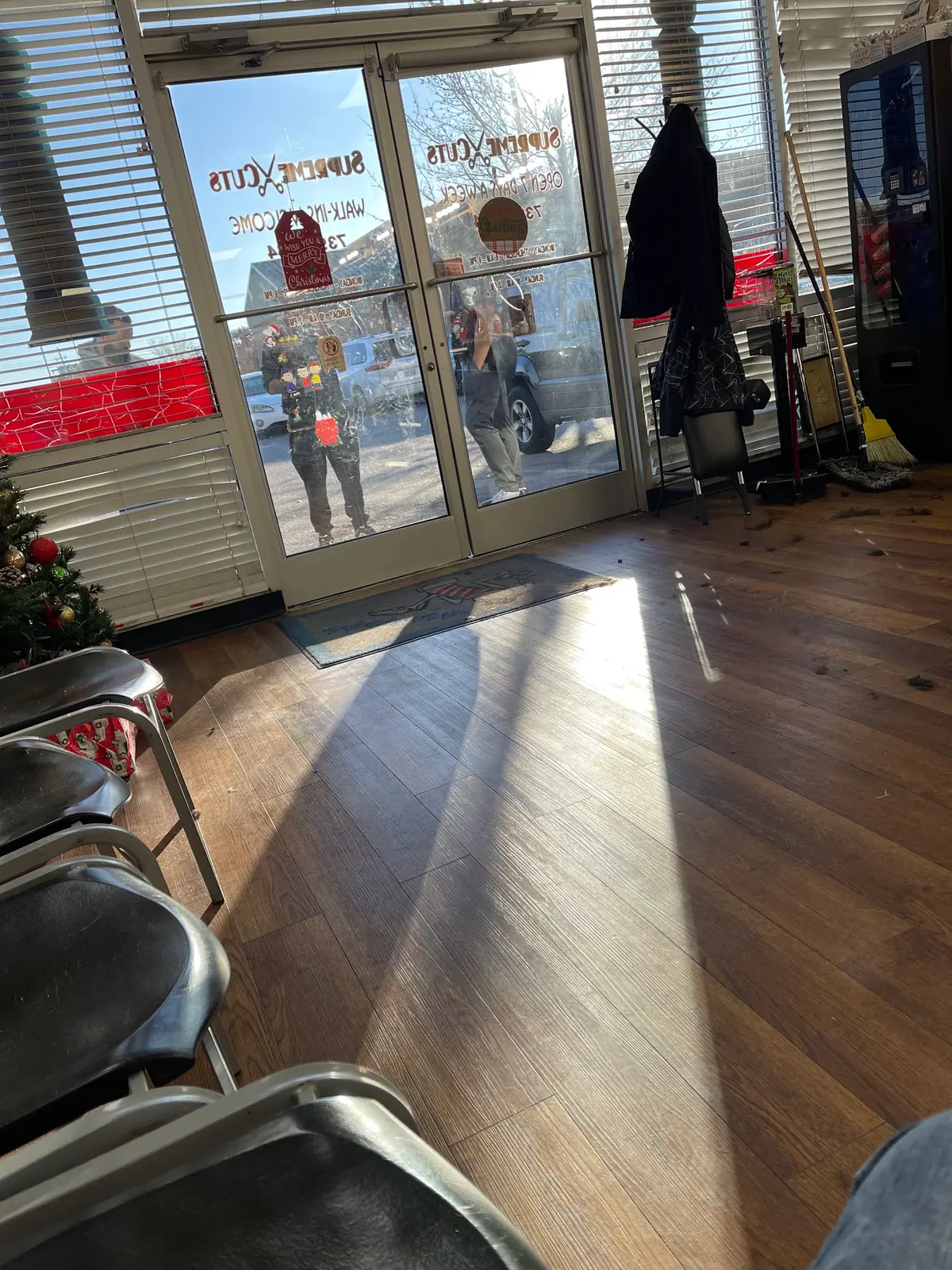 Supreme Cuts Barbershop photo (photo 1 of 3)