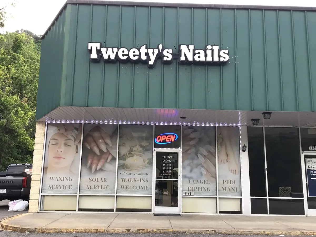 Tweety's Nails