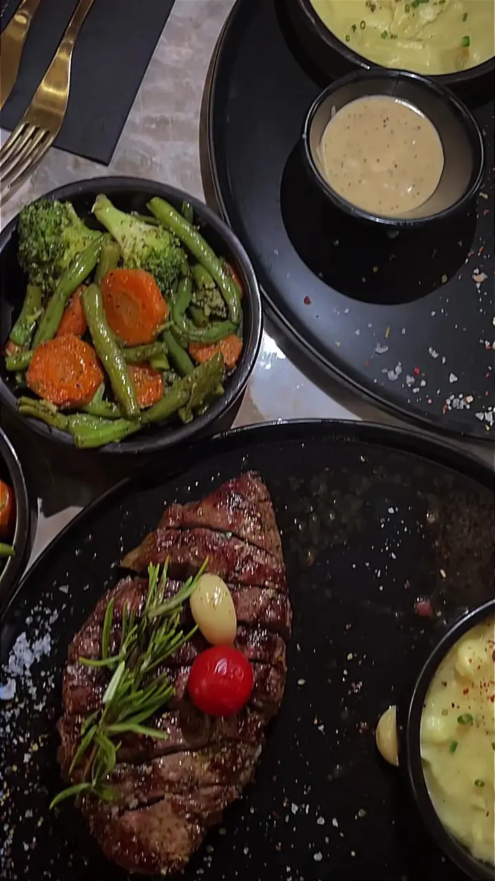 Emre Smokehouse & Grill photo (photo 1 of 3)