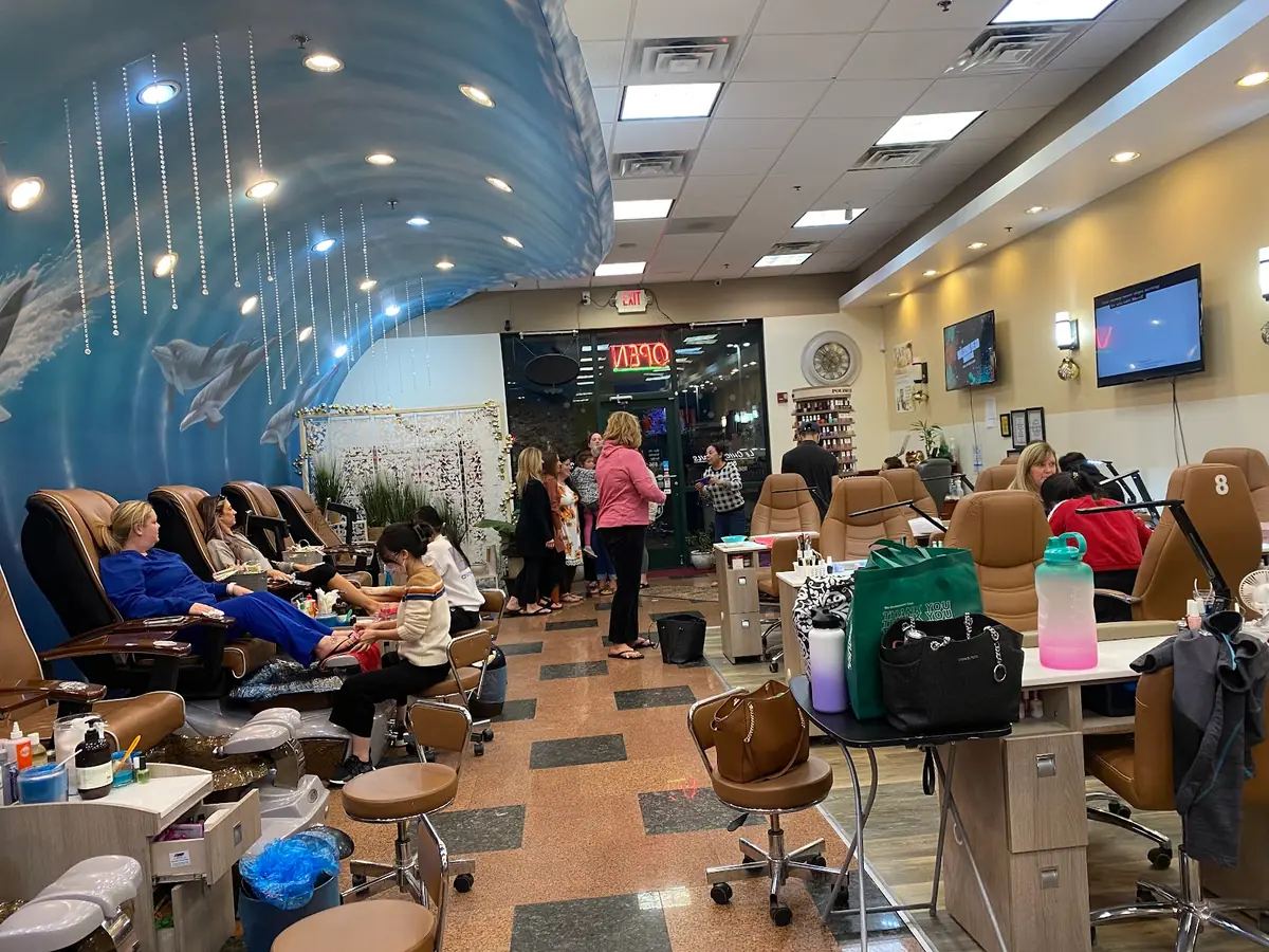 Le Chic Nail Salon photo (photo 1 of 3)