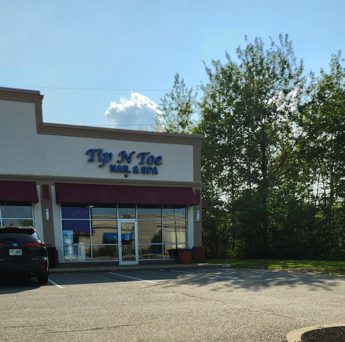 Tip & Toe Salon photo (photo 1 of 3)