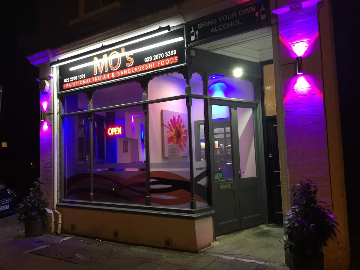Mo's