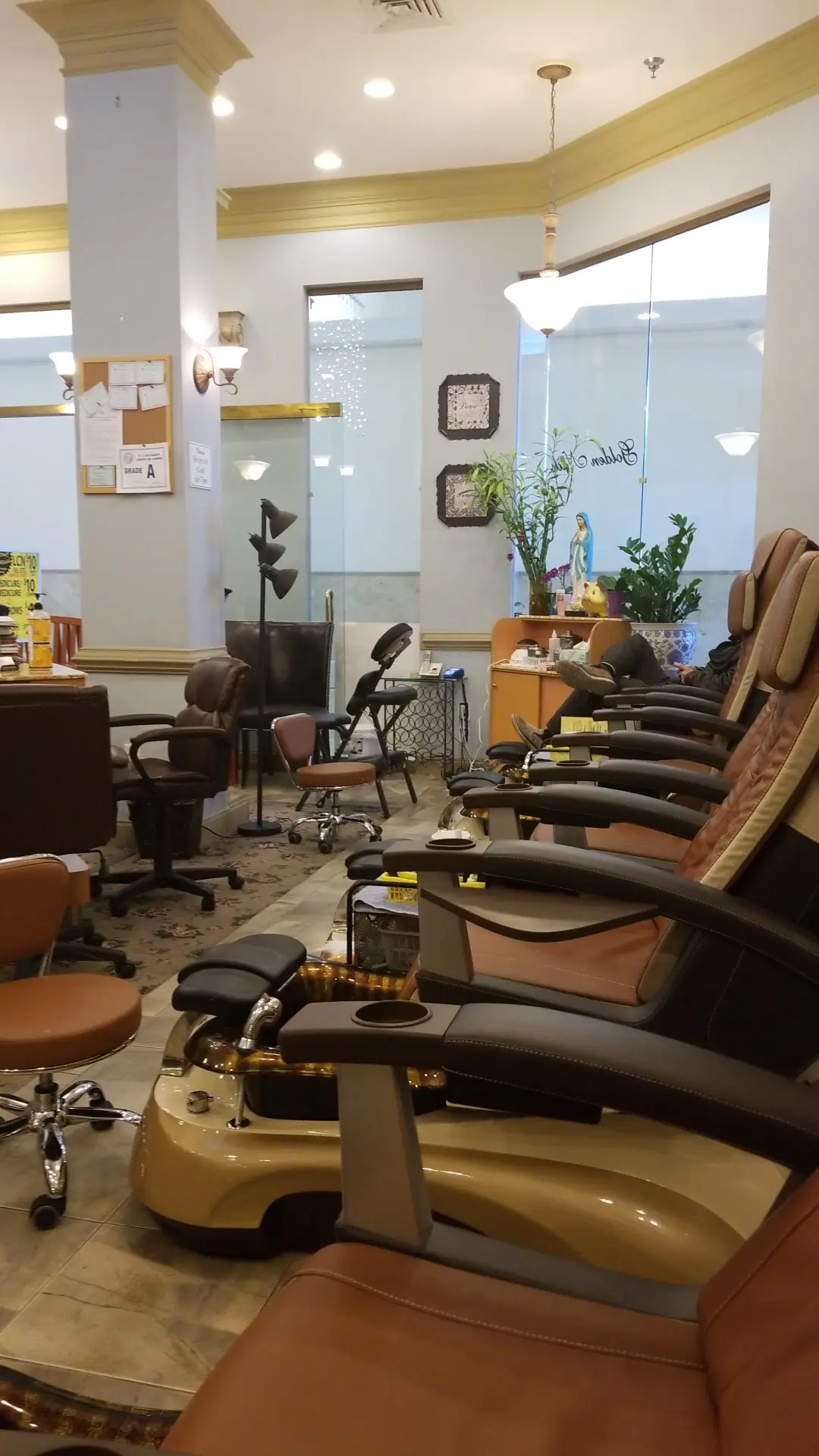 Golden Nails Salon photo (photo 1 of 3)