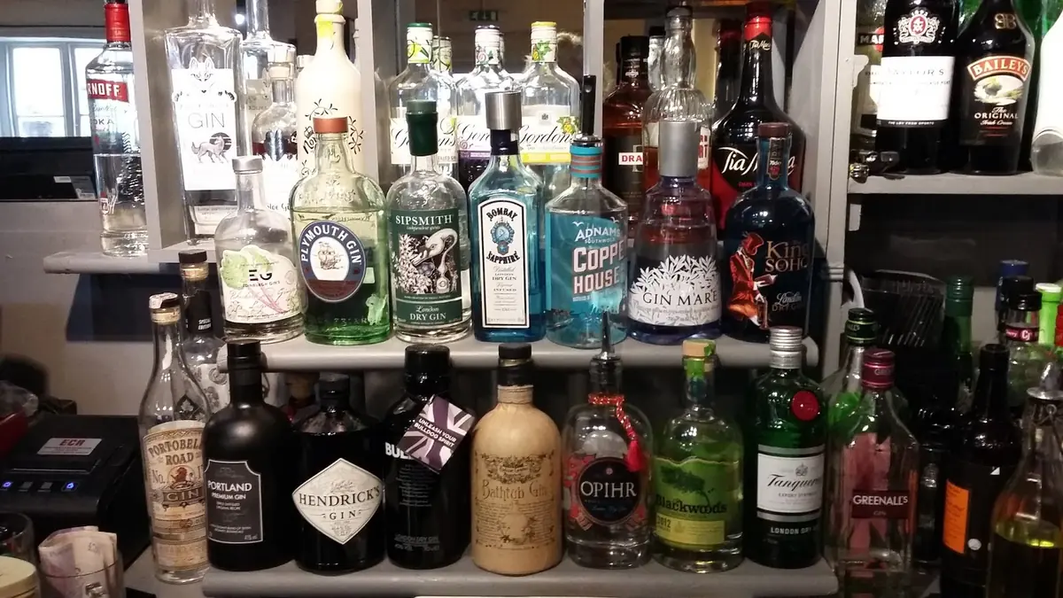Red Hart Inn Bodham — Bars in Holt